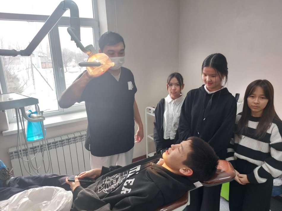 Кәсіби беру мақсатында "Стоматология бөліміне" экскурсия