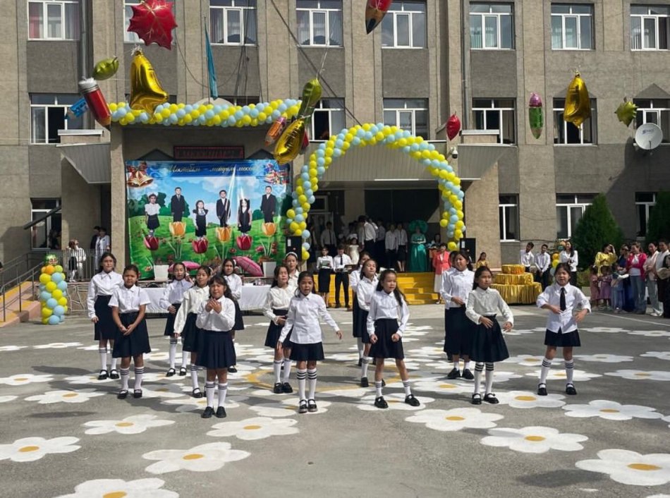 #Bilim_quni №1 Дінмұхамед Қонаев атындағы мектеп-гимназиясында жаңа оқу жылының басталуы қарсаңында білім алушылардың бойында жағымды көңіл-күй, оң көзқарас қалыптастыру мақсатында 2024-2025 оқу жылында  1 қыркүйек -Білім күніне орай салтанатты жиын